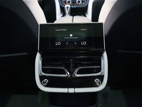 Used 2025 Bentley Bentayga Extended Wheelbase image 20