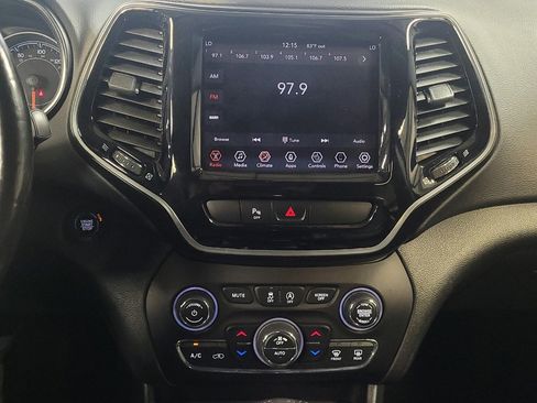 Used 2019 Jeep Cherokee Limited image 25