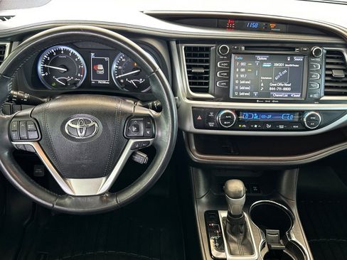 Used 2017 Toyota Highlander XLE image 14