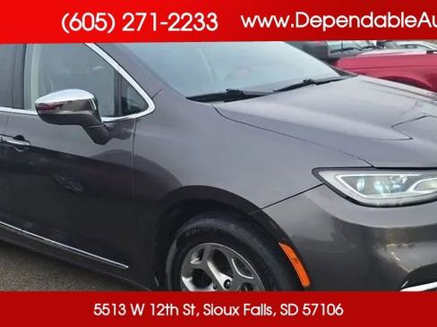 Used 2022 Chrysler Pacifica Limited AWD/4WD image 1