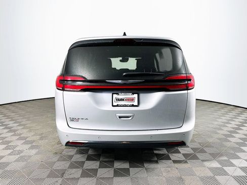 Certified 2024 Chrysler Pacifica Touring-L image 9