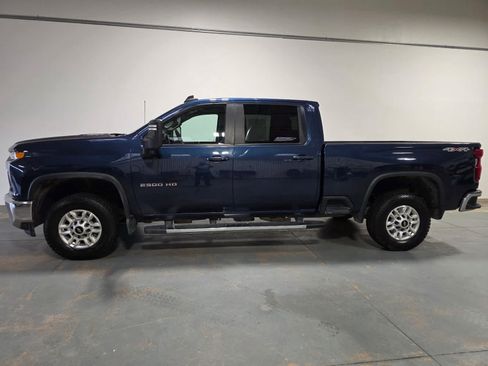 Used 2022 Chevrolet Silverado 2500 LT w/ Convenience Package AWD/4WD image 2