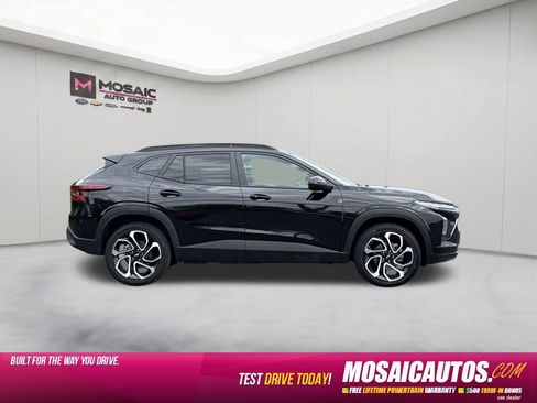 Used 2025 Chevrolet Trax RS w/ Sunroof Package FWD image 8