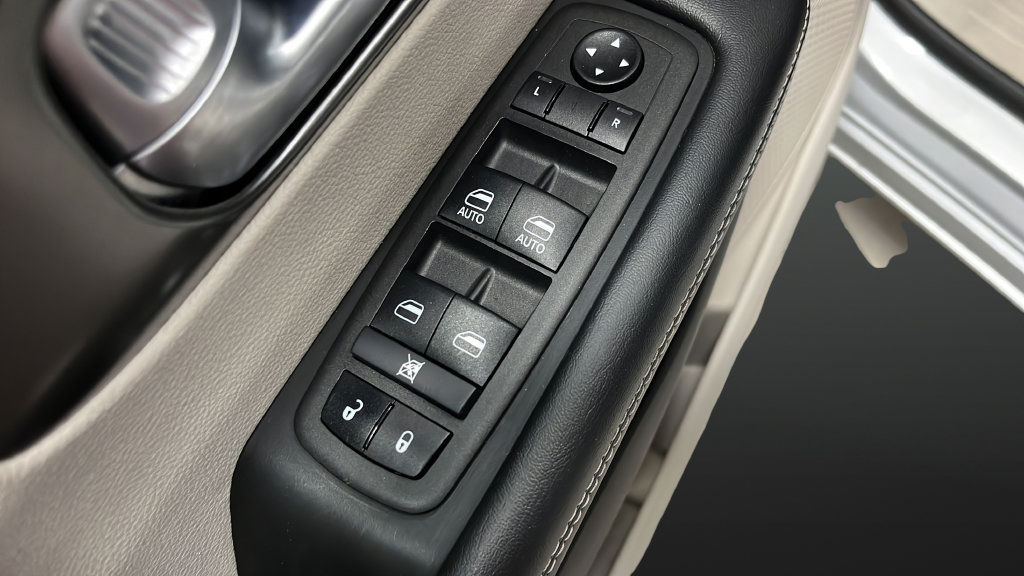 Used 2024 Chrysler Pacifica Touring-L FWD image 20