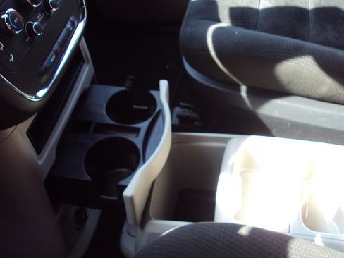 Used 2016 Dodge Grand Caravan SE image 23