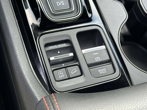 Used 2025 Honda Pilot TrailSport image 32
