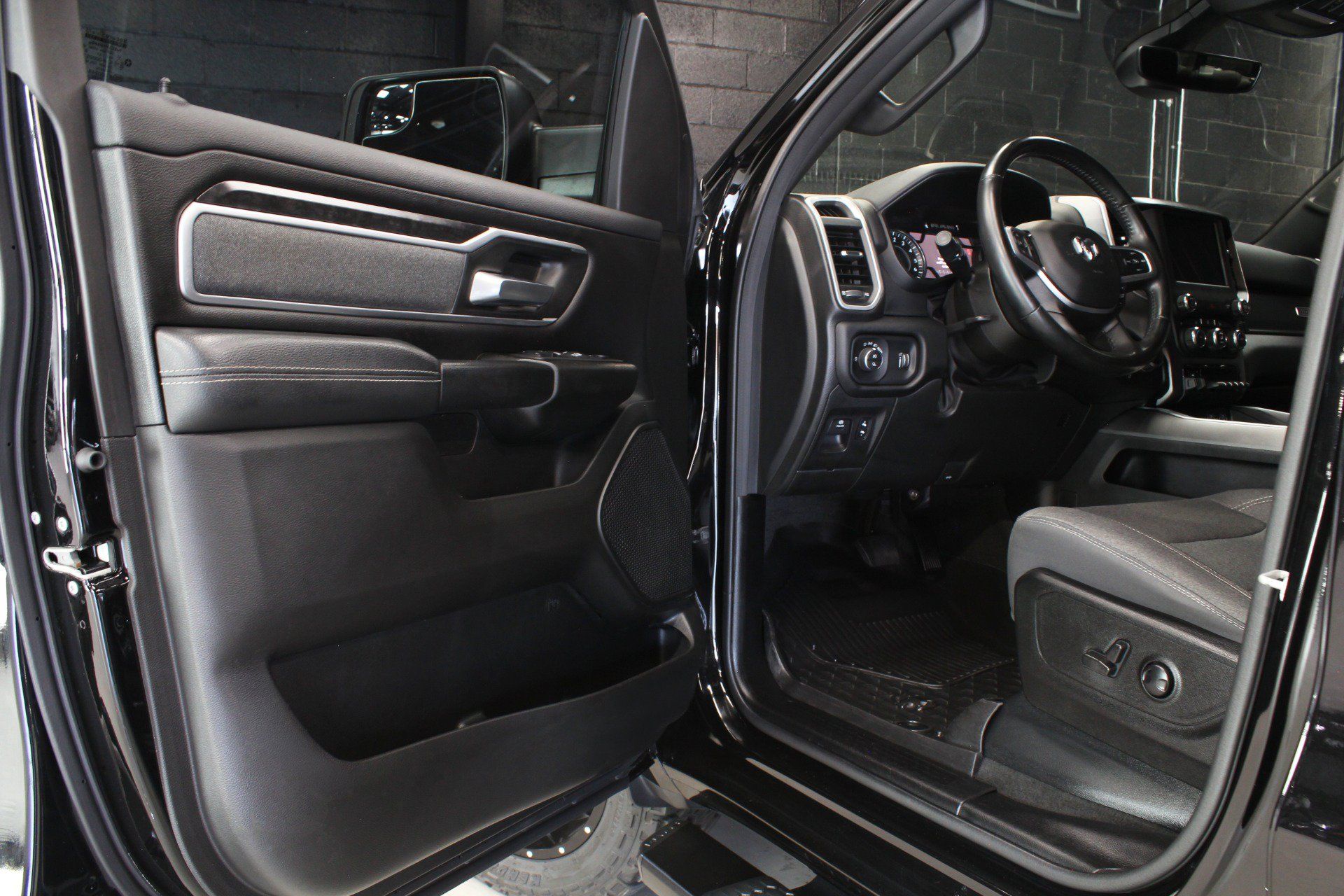 Used 2022 RAM 1500 Big Horn AWD/4WD image 34