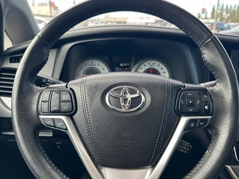 Certified 2020 Toyota Sienna SE w/ SE Preferred Package FWD image 25