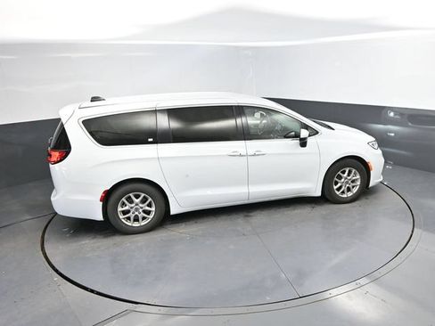 Used 2023 Chrysler Pacifica Touring-L FWD image 32