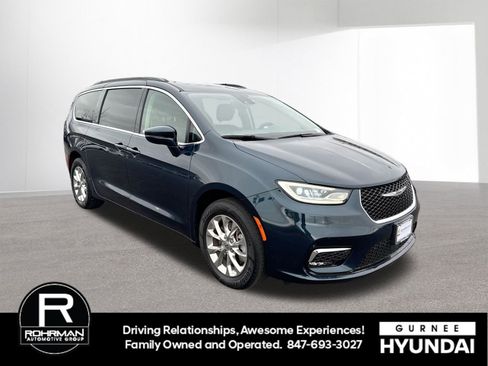 Used 2022 Chrysler Pacifica Touring-L image 2