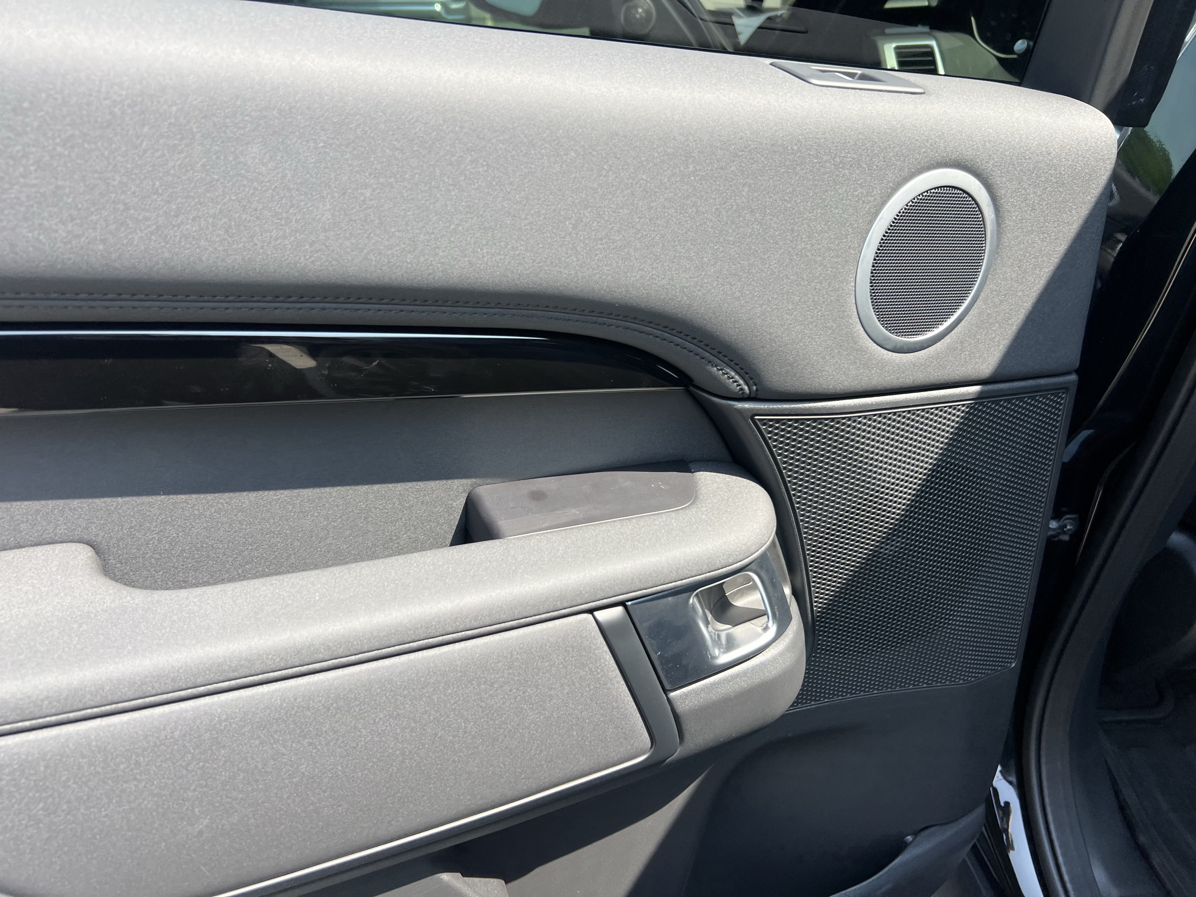 Certified 2025 Land Rover Discovery S AWD/4WD image 33