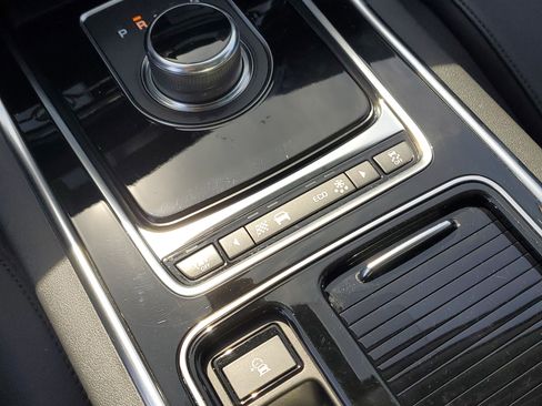 Used 2019 Jaguar XE Premium image 27