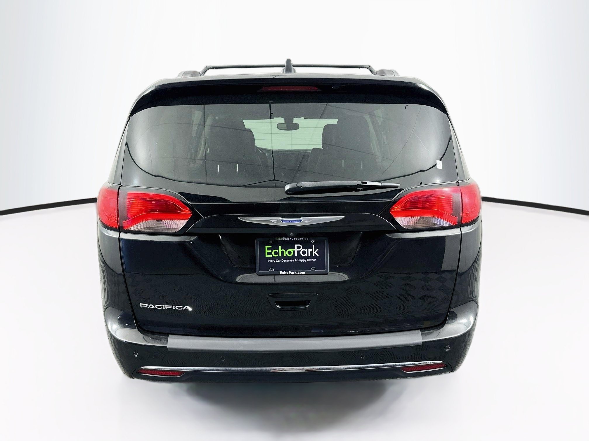 Used 2020 Chrysler Pacifica Touring-L w/ Tire & Wheel Group FWD image 7