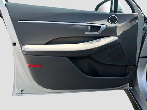 Used 2025 Hyundai Sonata SE FWD image 18