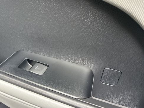 Used 2021 Toyota Highlander LE image 34