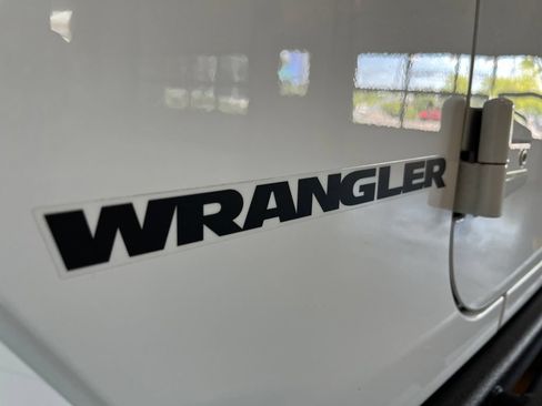 Used 2017 Jeep Wrangler Rubicon AWD/4WD image 10
