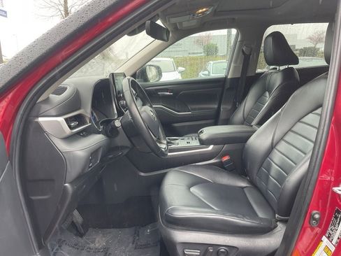Used 2022 Toyota Highlander XLE image 10