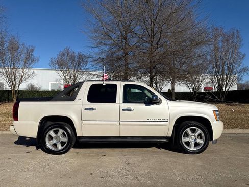 Used 2008 Chevrolet Avalanche LTZ w/ LTZ Preferred Equipment Group image 2