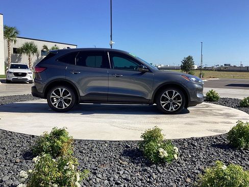 Used 2021 Ford Escape SE w/ SE Sport Appearance Package image 4