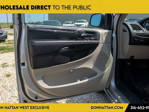 Used 2012 Chrysler Town & Country Touring w/ Entertainment Group #1 FWD image 12