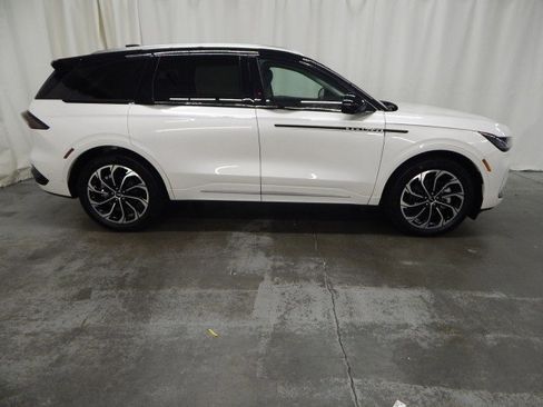 Used 2024 Lincoln Nautilus Reserve w/ Equipment Group 202A image 2