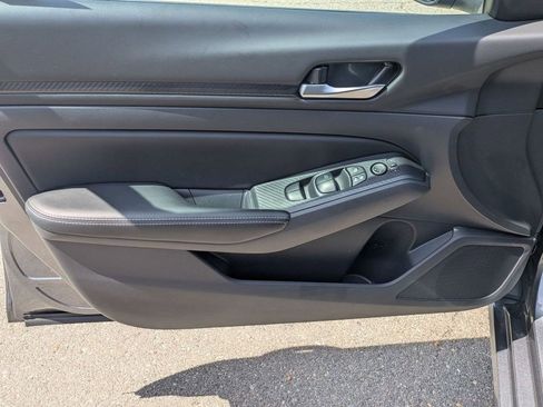 Used 2025 Nissan Altima 2.5 SV image 11