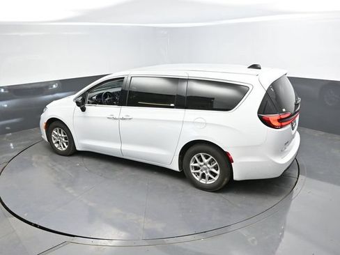 Used 2024 Chrysler Pacifica Touring-L FWD image 41