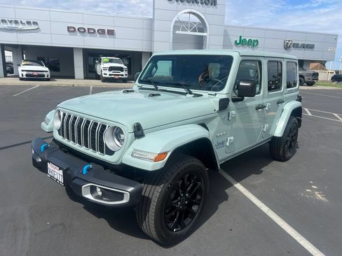Used 2024 Jeep Wrangler Unlimited Sahara w/ Technology Group AWD/4WD image 4