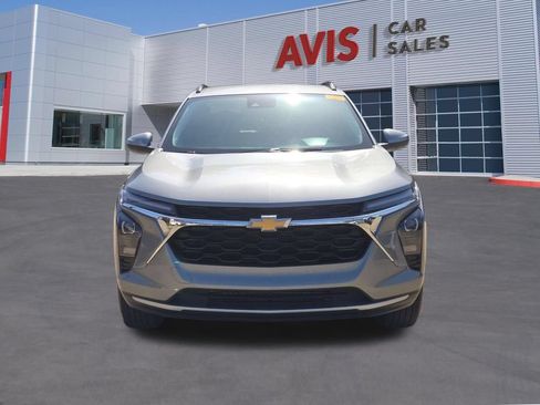 Used 2025 Chevrolet Trax LT w/ LT Convenience Package FWD image 10