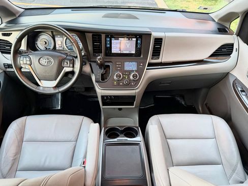 Used 2017 Toyota Sienna XLE w/ XLE Navigation Package FWD image 15