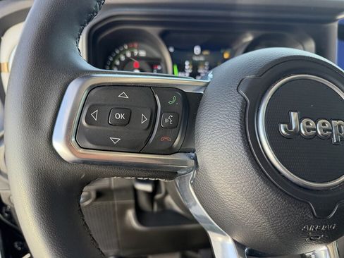 Used 2025 Jeep Wrangler Unlimited Sahara AWD/4WD image 18