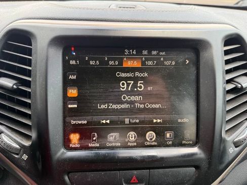 Used 2017 Jeep Cherokee Latitude w/ Cold Weather Group AWD/4WD image 12