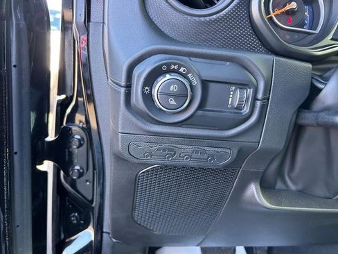 Used 2024 Jeep Gladiator Rubicon w/ Technology Group image 24