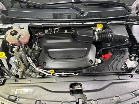 Used 2021 Chrysler Voyager L FWD image 8