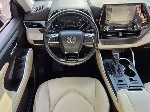 Used 2021 Toyota Highlander XLE AWD/4WD image 13