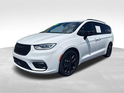 Used 2024 Chrysler Pacifica Touring-L w/ S Appearance Package