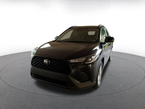 Used 2025 Toyota Corolla Cross LE image 7