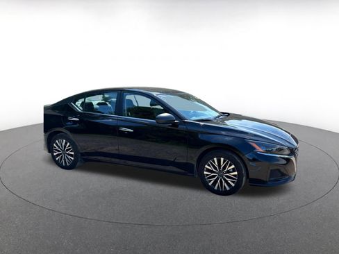Used 2025 Nissan Altima 2.5 SV FWD image 3
