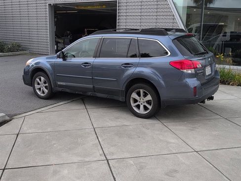 Used 2014 Subaru Outback 2.5i Limited w/ Moonroof Package image 9