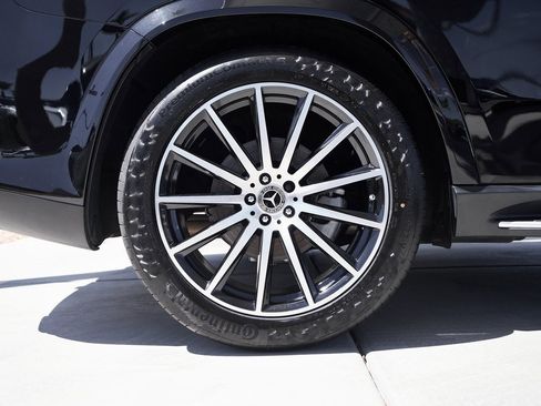 Used 2025 Mercedes-Benz GLS 580 4MATIC image 9