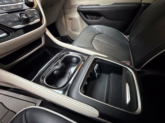 Used 2022 Chrysler Pacifica Limited FWD image 19
