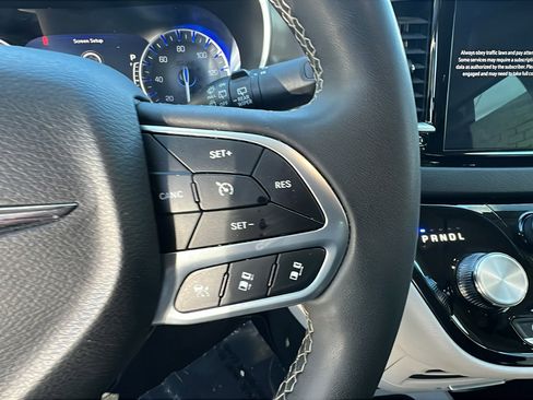 Used 2024 Chrysler Pacifica Touring-L image 23