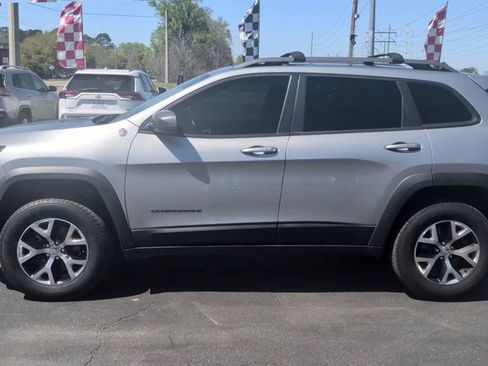 Used 2017 Jeep Cherokee Trailhawk image 5