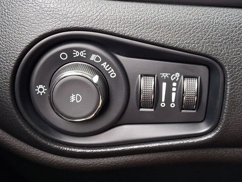 Used 2023 Jeep Renegade Latitude w/ Sun/Sound Group AWD/4WD image 28