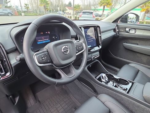 Certified 2025 Volvo XC40 B5 Plus w/ Climate Package image 7