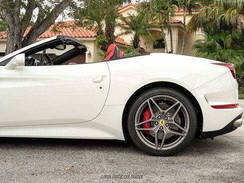 Used 2016 Ferrari California T image 5