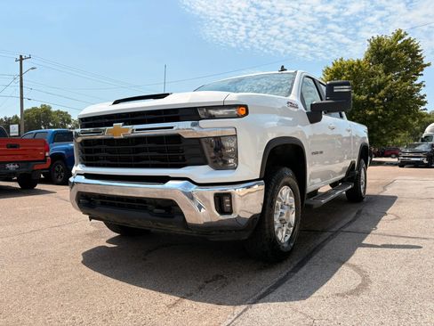 Used 2024 Chevrolet Silverado 2500 LT AWD/4WD image 4