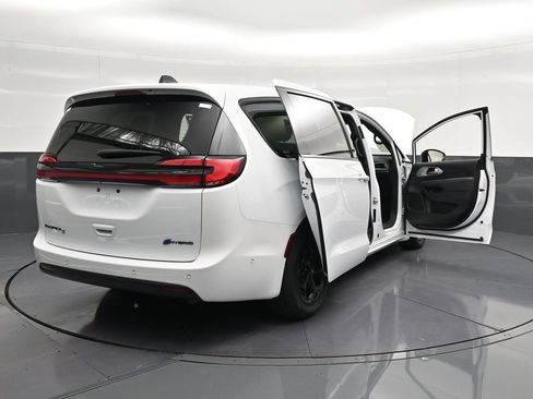 Used 2024 Chrysler Pacifica Limited FWD image 40