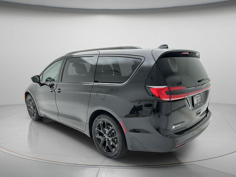 Used 2025 Chrysler Pacifica Limited FWD image 6