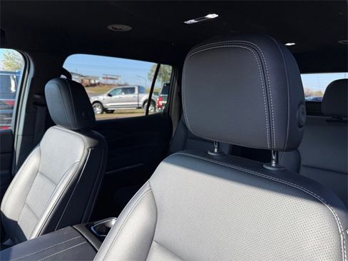 Used 2025 Chevrolet Traverse LT image 10